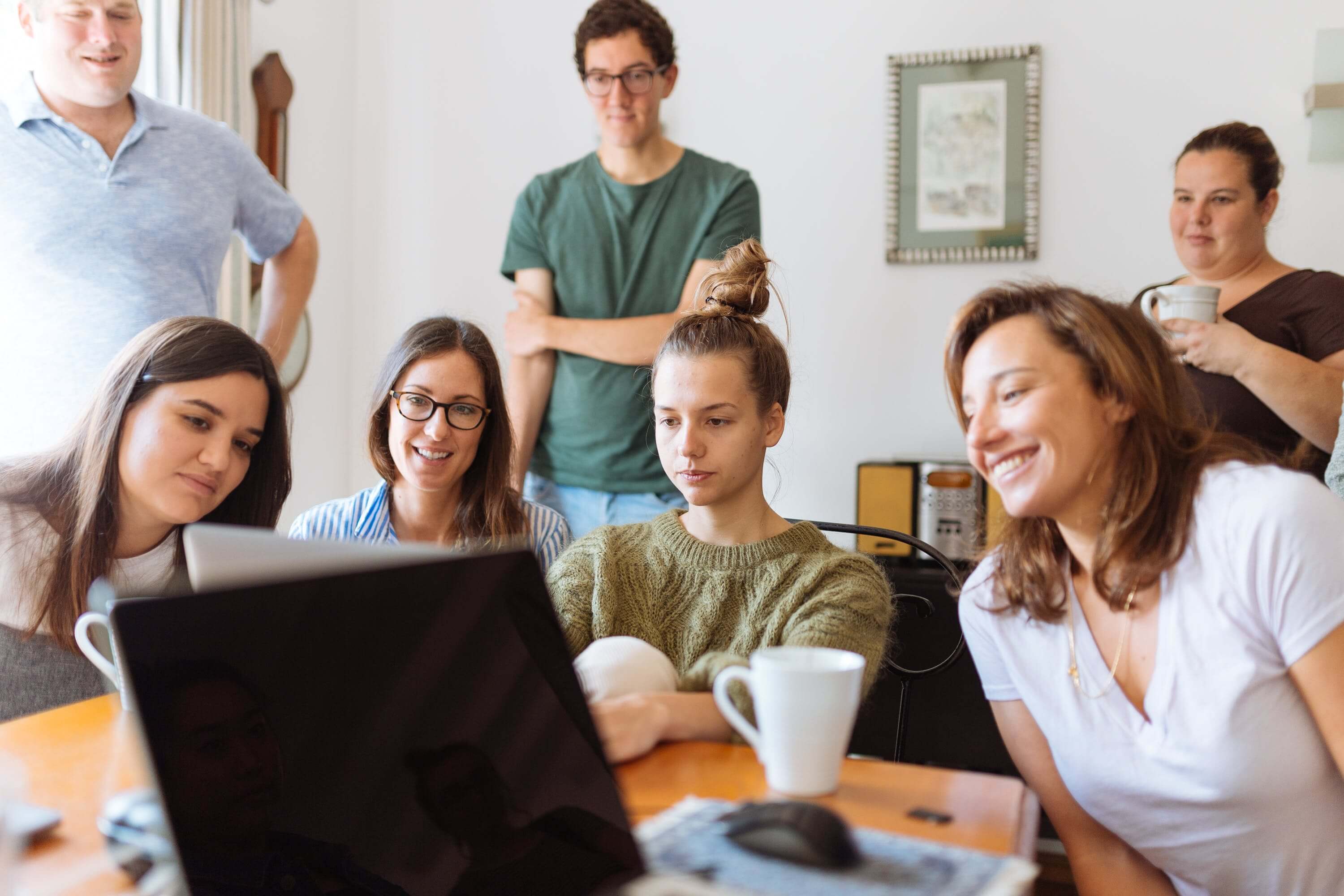 Groupe de personnes qui organise un webinaire