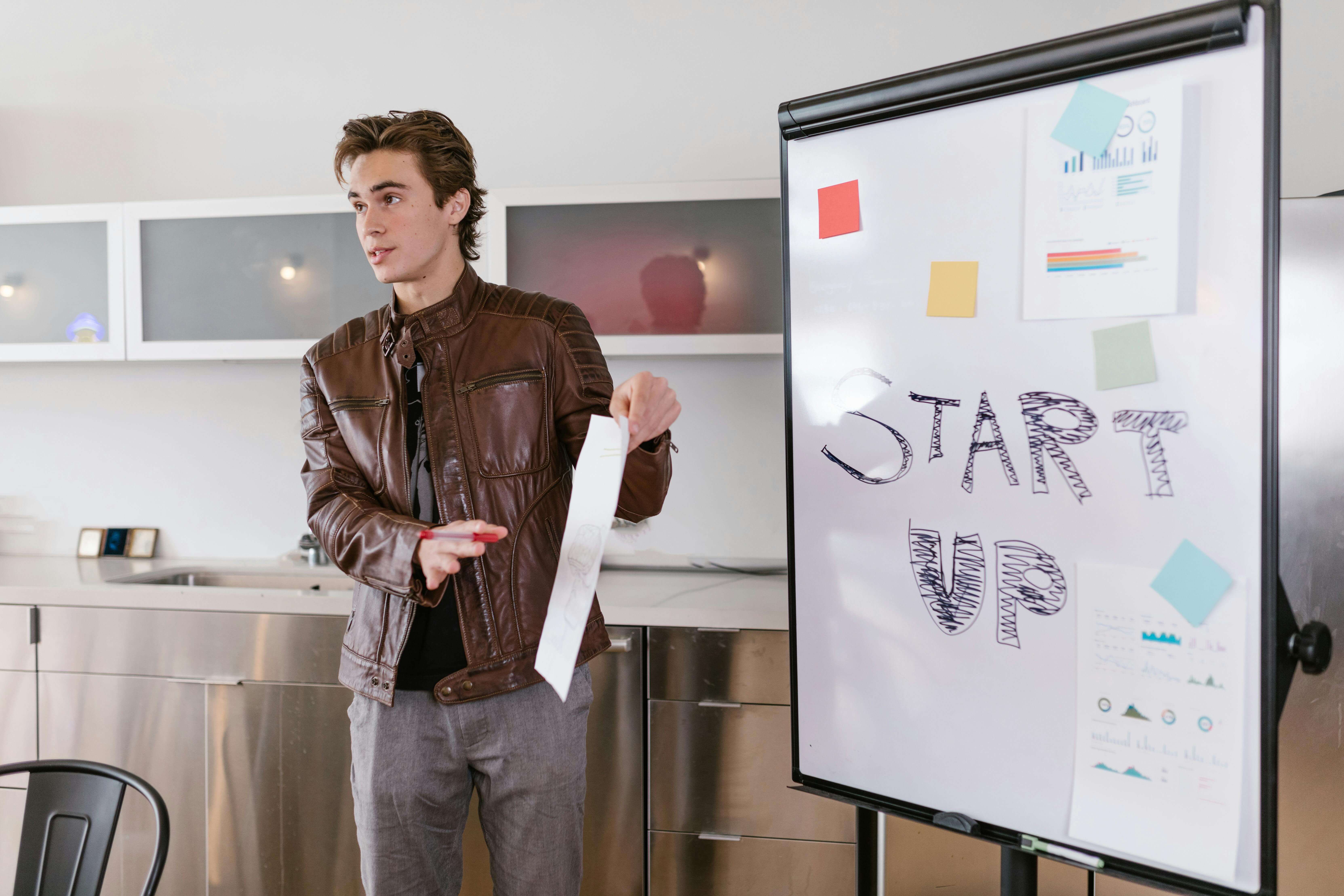 Présentation au tableau blanc d'un collègue de travail